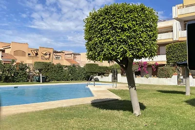 Appartamento con terrazza e piscina in comune