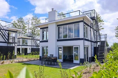 Villa am Wasser mit großzügiger Dachterrasse