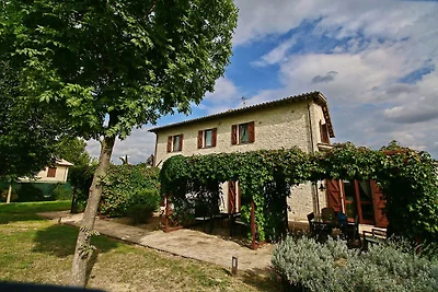 Moderna casa vacanze con piscina a Foligno