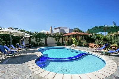 Villa mit Außenterrasse und Pool