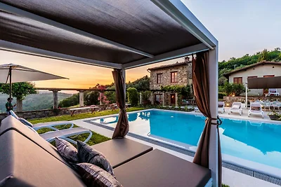 Malerische Villa in Lucca mit Pool