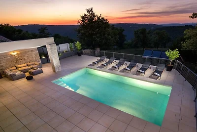 Villa in Nedešćina mit Schwimmbecken