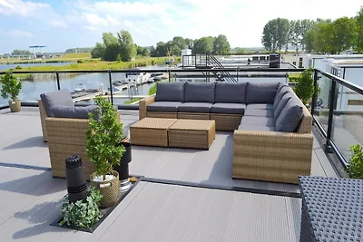 Villa am Wasser mit großzügiger Dachterrasse