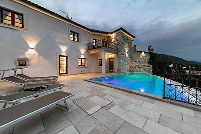 Incredibile villa con piscina, benessere e vi...