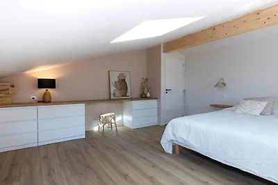 Een houten huis met bioklimaat op het...