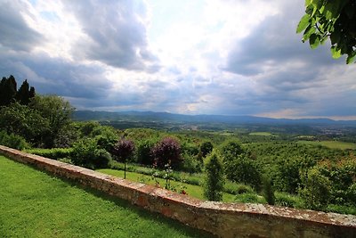 Spazioso appartamento con giardino privato