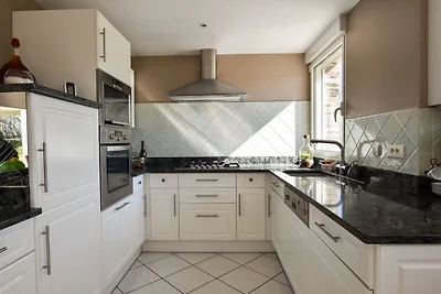 Schönes Ferienhaus in Epiniac mit Garten