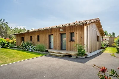 Houten huis met verwarmd zwembad