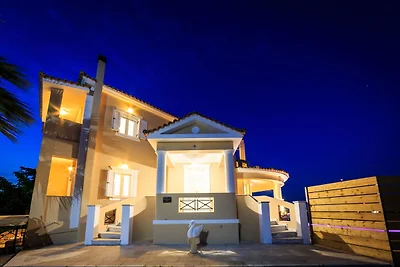Villa di lusso con piscina a Kalpaki