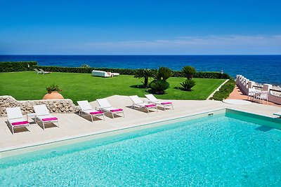 Exclusive villa with private swimming pool th...