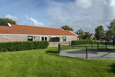 Ferienhaus in Nes mit Schwimmbecken