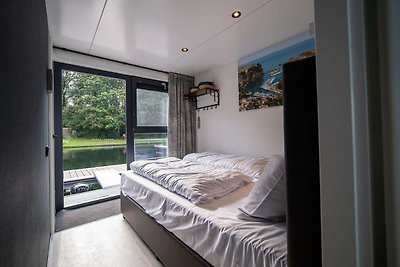 Luxe woonboot met dakterras