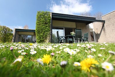 Leuke bungalow met sauna en bubbelbad, op een...