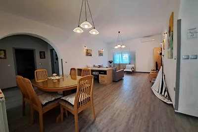 Spacious Urban Retreat Apartment with Terrace...