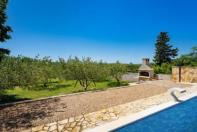 Villa mit Pool im ruhigen Tinj