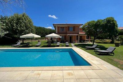 Villa seducente sulle colline toscane con...