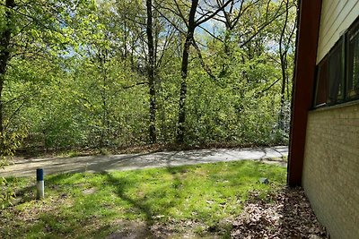 Ferienhaus eines üppigen Waldes in Limburg