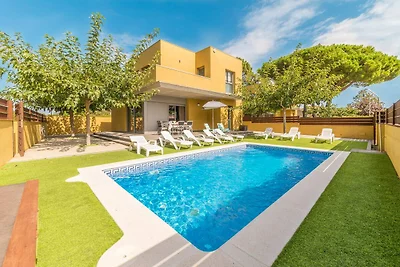Haus mit großem Garten und privatem Pool