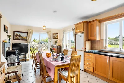 Haus nahe Lough Mask mit Gartenblick