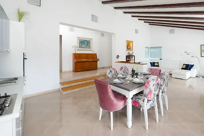 Villa Dea - Luxury Villa with Outdoor Swimmin...