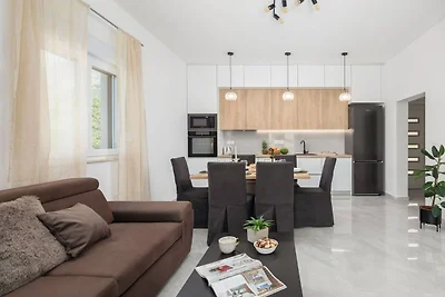 Contemporary Apartment with Terrace and Spaci...