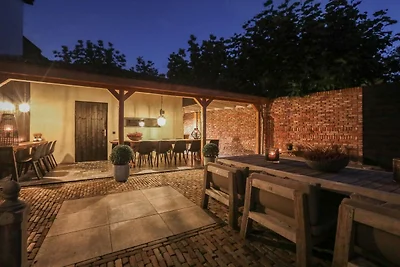 Bella casa vacanze a Ternaard con cortile