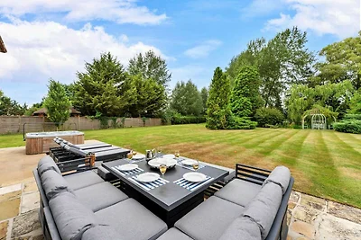 Pet-Friendly Holiday Home with Scenic Views, ...