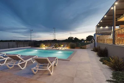 Villa in Pomer mit Schwimmbecken