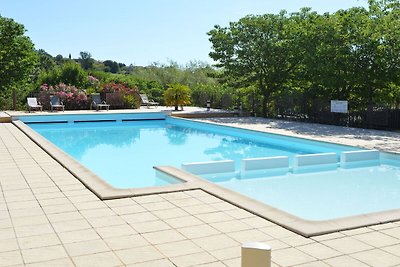 Spaziosa casa vacanze a Les Vans con piscina