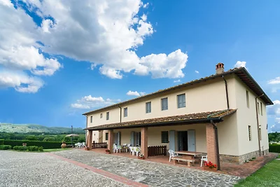 Agriturismo moderno a Bucine con piscina