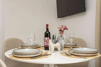 Modern City Escape - Two Bedroom Apartment wi...