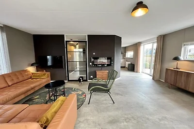 Deluxe-Bungalow am Wasser mit Steg