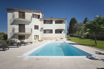 Schön eingerichtete Wohnung mit privatem Pool