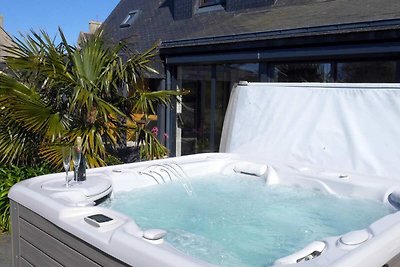 Holiday home with jacuzzi, Guisseny