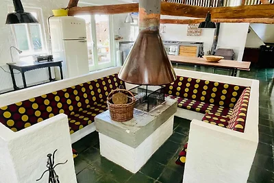 Bauernhaus in der Nähe des Waldes in...