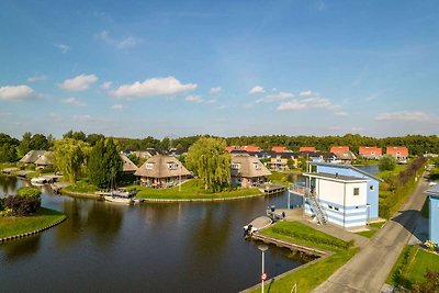 Bungalow am Wasser in einem Ferienpark