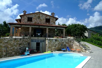 Zeitlose Villa in Cagli mit Garten