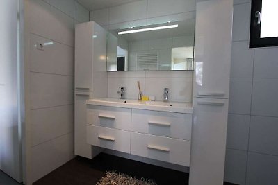 Modernes Ferienhaus mit Spülmaschine in der...
