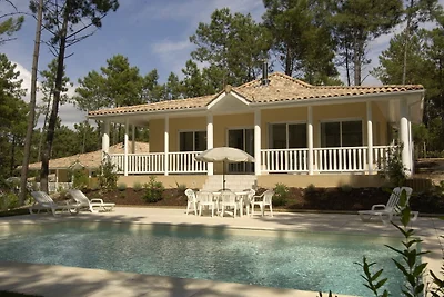 Villa mit Schwimmbad 2,2 km entfernt.