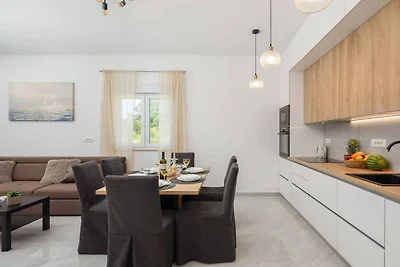 Contemporary Apartment with Terrace and Spaci...