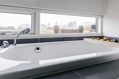 Cabaña soleada con instalaciones de spa.