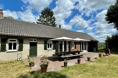 Bauernhaus in der Nähe des Waldes in...