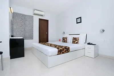 Super Townhouse Malabar Illam