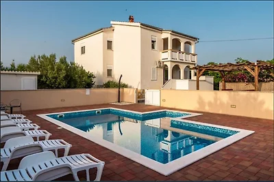 Villa in Vrsi met zwembad bij zandstrand