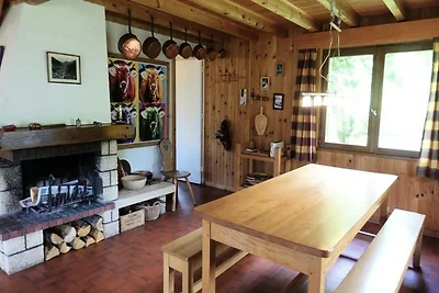 Chalet in den Alpen in der Nähe von Skipisten...