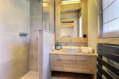 Chalet in Les Gets mit Innenpool und Spa