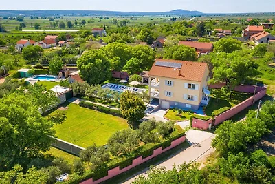 Villa mit Infinity-Pool in Kakma