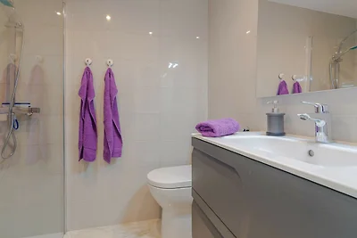 Beachside Penthouse with Rooftop Terrace &...