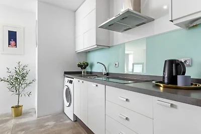 Helles Küstenapartment mit Pool