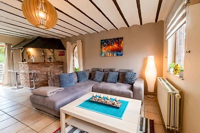 Ferienhaus mit Terrasse und Whirlpool in...